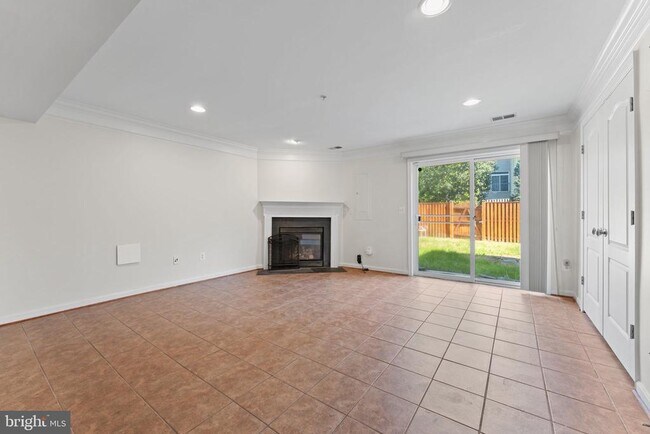 Building Photo - 702 Anoosh Ct