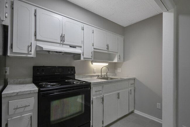 Building Photo - 210 Colonial Dr