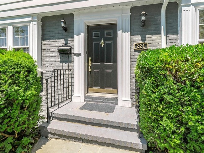 Building Photo - 221 Manhasset Ave