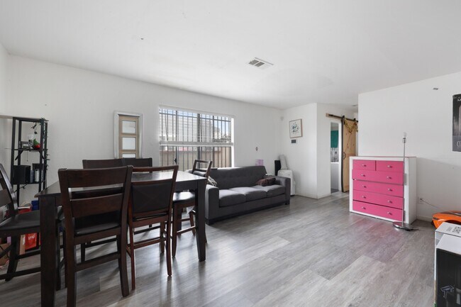 Building Photo - 1511 E 108th St