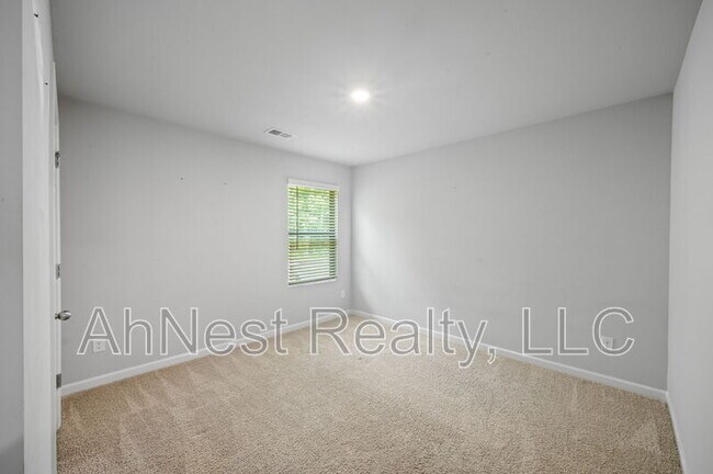 Building Photo - 3012 Hawthorn Farm Blvd