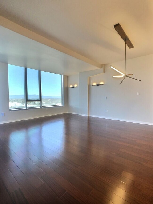 Building Photo - 20th Floor Spacious 3 Bedroom Condo with Den