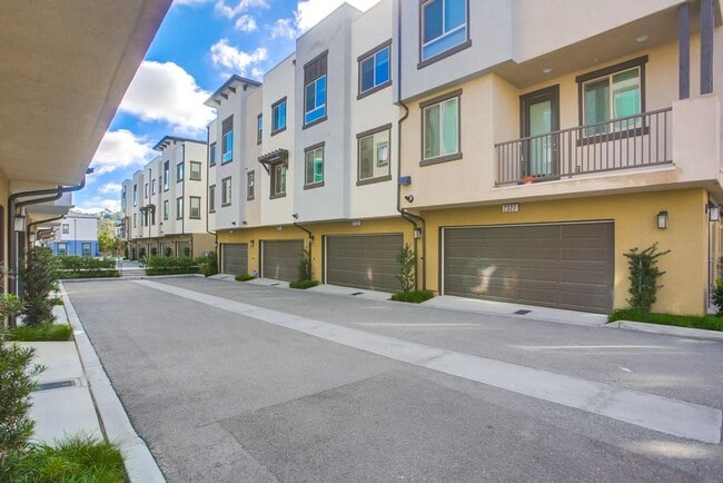 Building Photo - Beautiful 4 Bedroom Townhome! Built in 202...