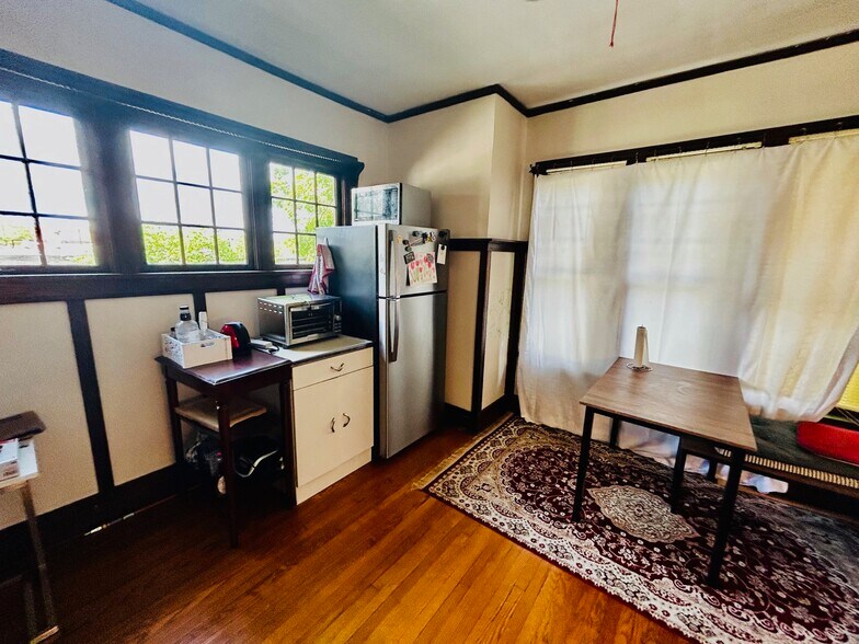 Building Photo - 602 S Broadway Ave