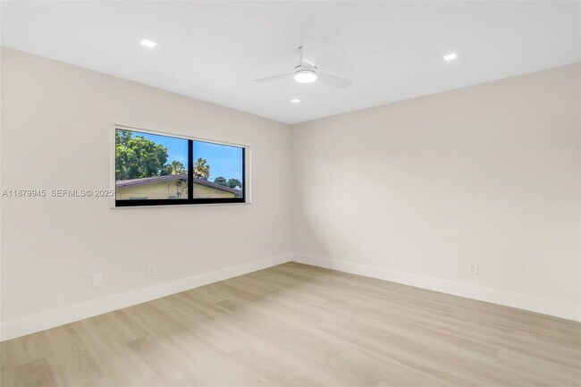 Building Photo - 105 Sinclair St SE