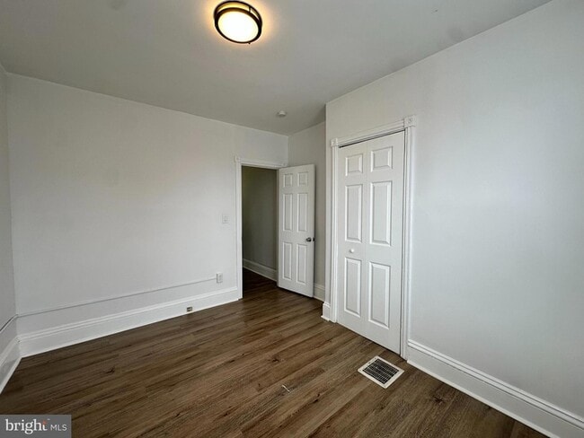 Building Photo - 7 6th Ave