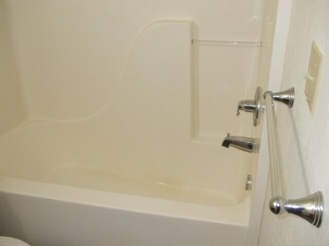 Bath Tub - 3 N Montague Ave