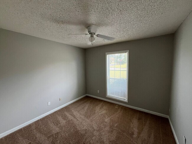 Building Photo - Off Hunter Rd! New Flooring and New Paint