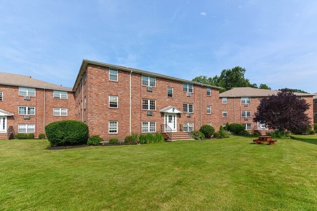 Building Photo - 4 Colonial Village Dr