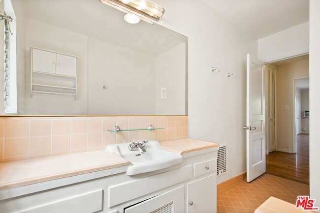 Building Photo - 1323 N Olive Dr