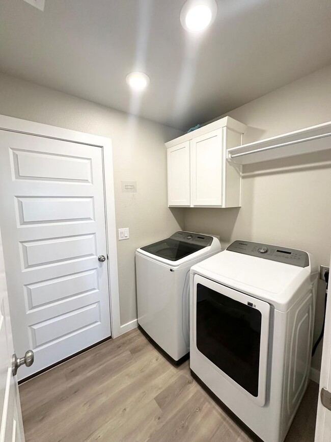 Building Photo - 3 Bed 2 Bath Ready to Rent!