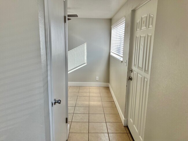 Building Photo - 342 W 4 plex