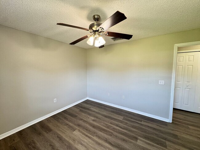 Building Photo - Split Floor plan 3/2 in Poinciana