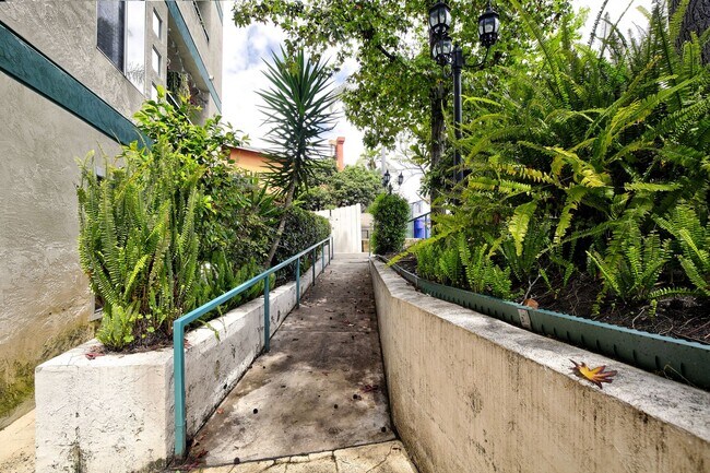 Building Photo - $3200 / Fabulous 2br / 2ba condo (Bankers ...