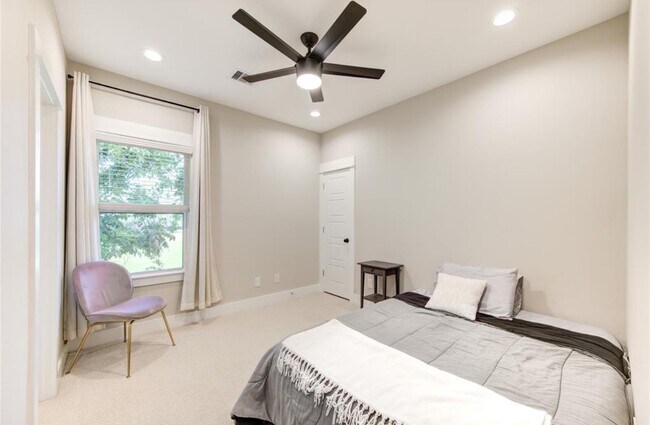 Building Photo - 704 Pinemont Cyn Ln