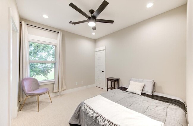 Building Photo - 704 Pinemont Dr