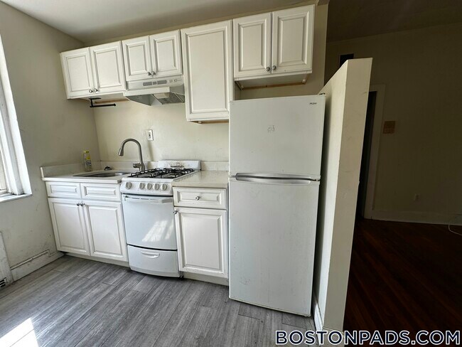 Building Photo - 126 Warren St