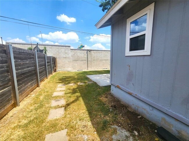 Building Photo - 3408 Lynridge Dr