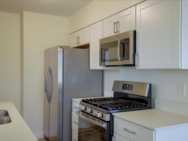 Building Photo - Modern Living!  3 bedroom, 2 Bath!    Mother-in-Law Suite In Back for Rent as well!