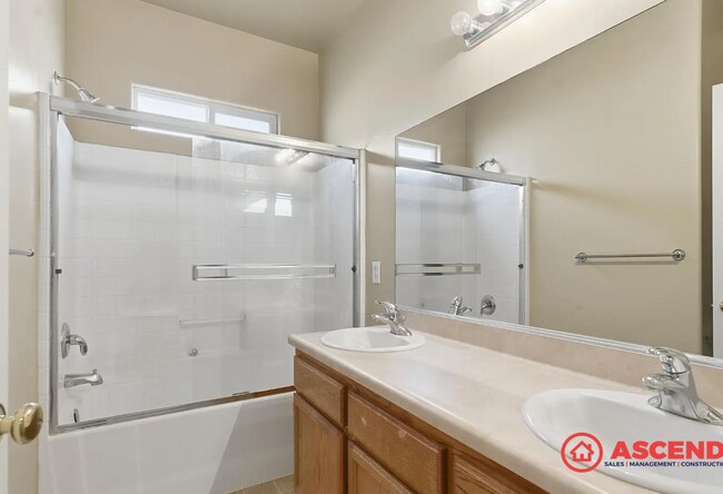 Building Photo - Fabulous 4 Bedroom Home!!