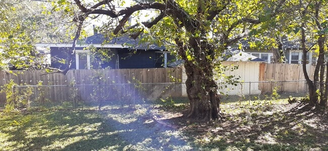 Building Photo - Spacious 3 Bed, 1 Bath Near Historic Fairmount- 76104