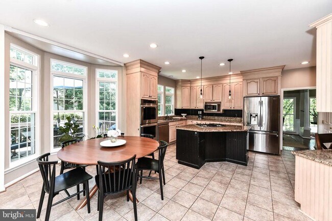 Building Photo - 641 Meade Dr SW