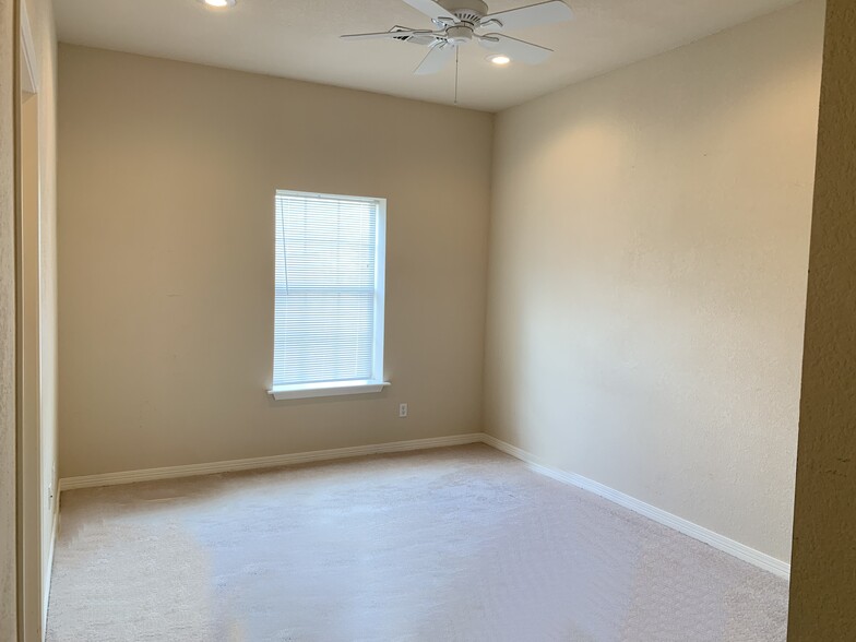 Large bedroom #2 - 57 Valleyview Rd