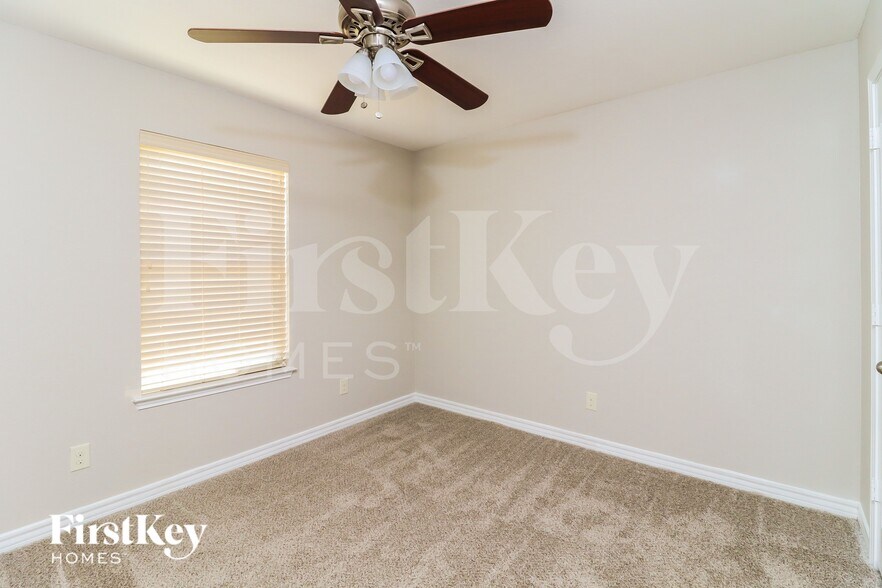 Building Photo - 2010 Lindentree Dr