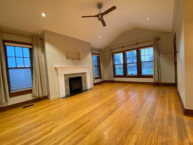 Building Photo - 2 Bedroom 2 Bathroom plus Bonus Room with ALL Appliances Included