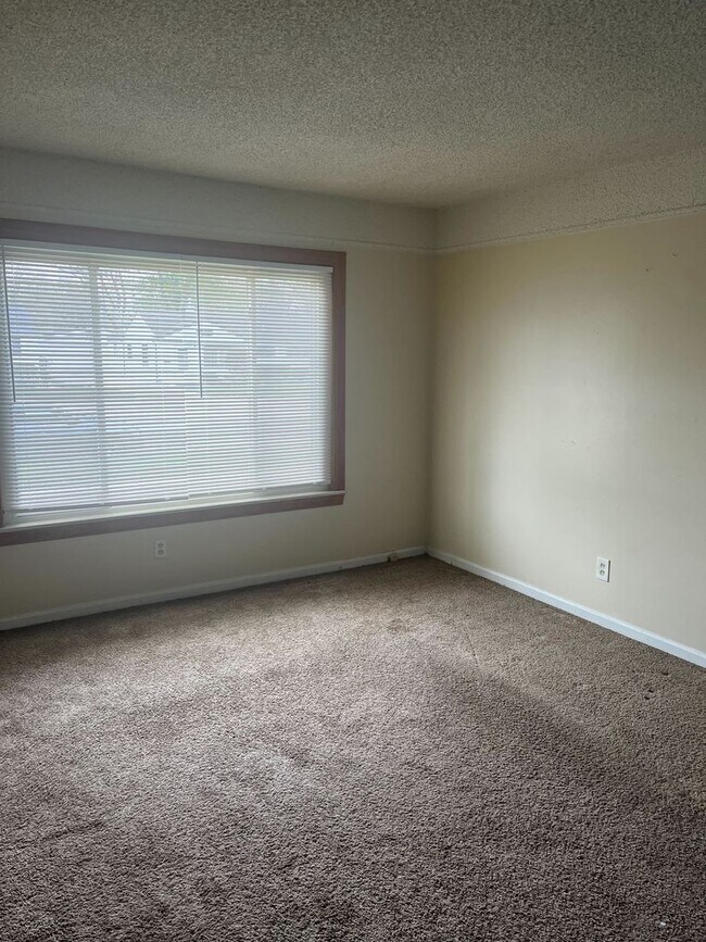 Building Photo - 2 Bedroom Bungalow in Warren - $1200