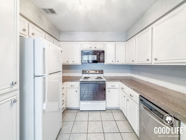 Building Photo - SD: Spacious 2B/2BA Rancho Bernardo Condo with Balcony, W/D & Pool Access