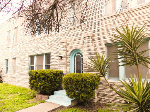 Building Photo - 615 S Tancahua St
