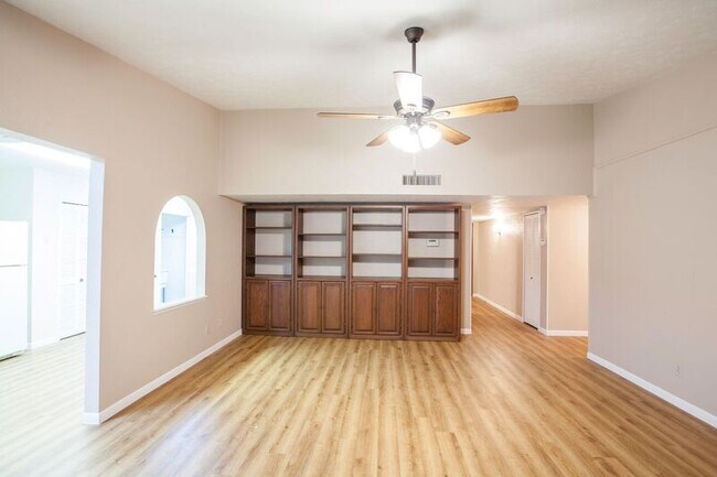 Building Photo - 921 Mossvine Dr