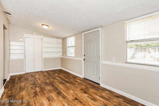 Building Photo - 1411 Palmdale St