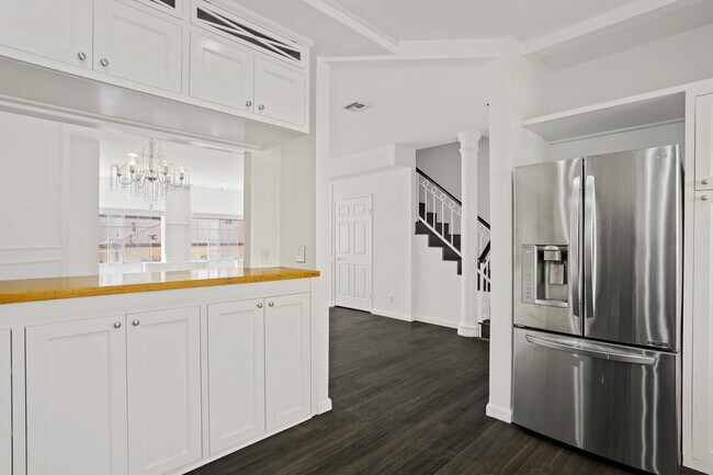 Building Photo - 850 N Poinsettia Pl