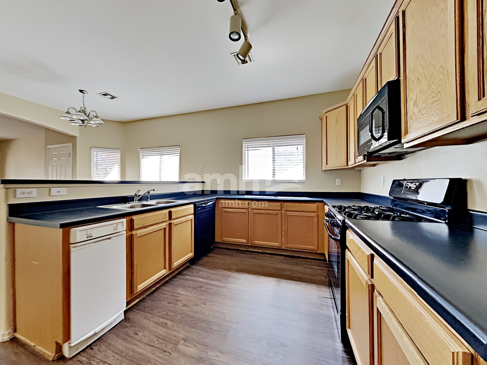 Building Photo - 6653 S Stratosphere Ln
