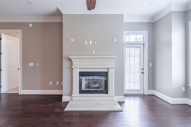 Building Photo - Excellently maintained 1 bedroom, 1.5 bath...