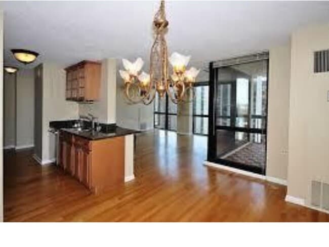 Dining area - 1122 N Clark St