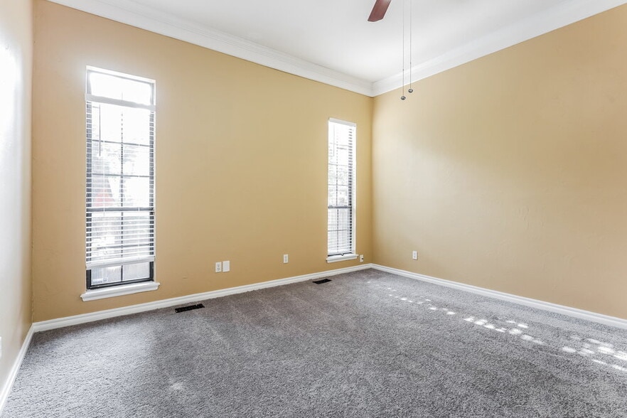 Building Photo - 2700 Shady Tree Ln