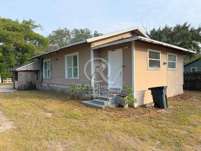 Primary Photo - Spacious 3 Bedrooms / 1 Bathroom Home For ...