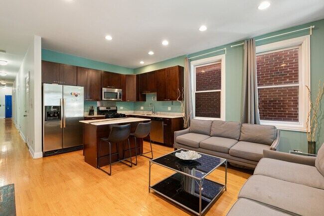 Building Photo - 2337 W Maypole Ave