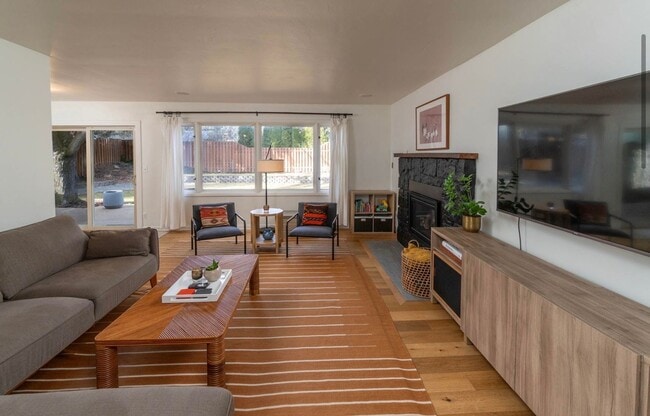 Building Photo - 665 NE 12th St