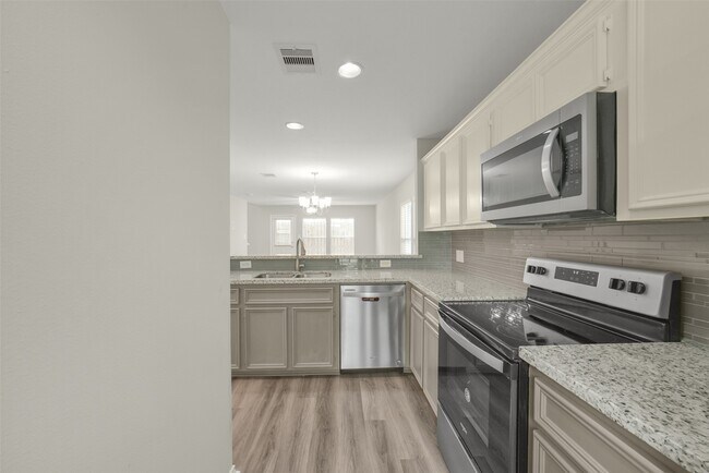 Building Photo - 750 Redwing Park Dr