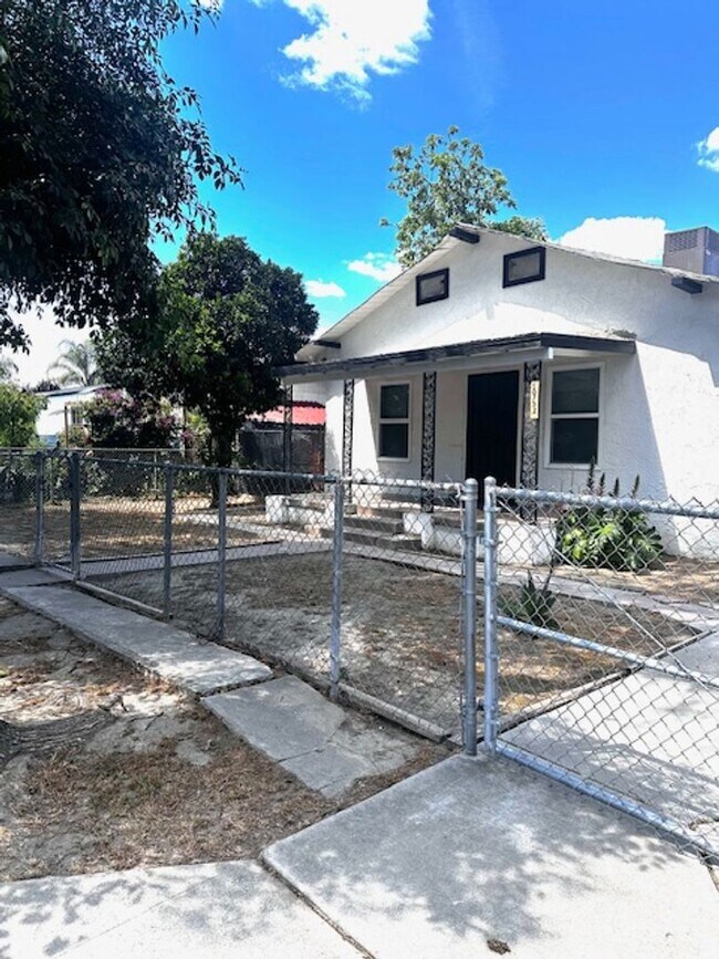 Building Photo - Newly Remodeled 4-Bedroom Home in Del Rey, CA
