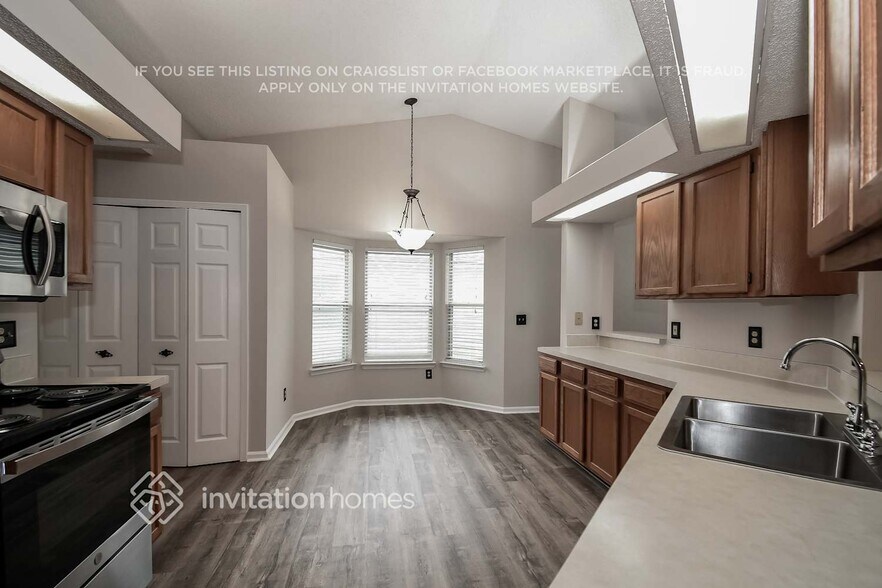 Building Photo - 8800 Fieldside Dr S