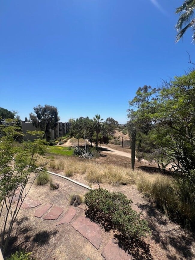 Building Photo - 3 Bedroom 2 Bath Condo in Beautiful La mes...