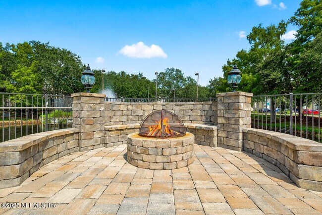 Building Photo - 13703 Richmond Park Dr N