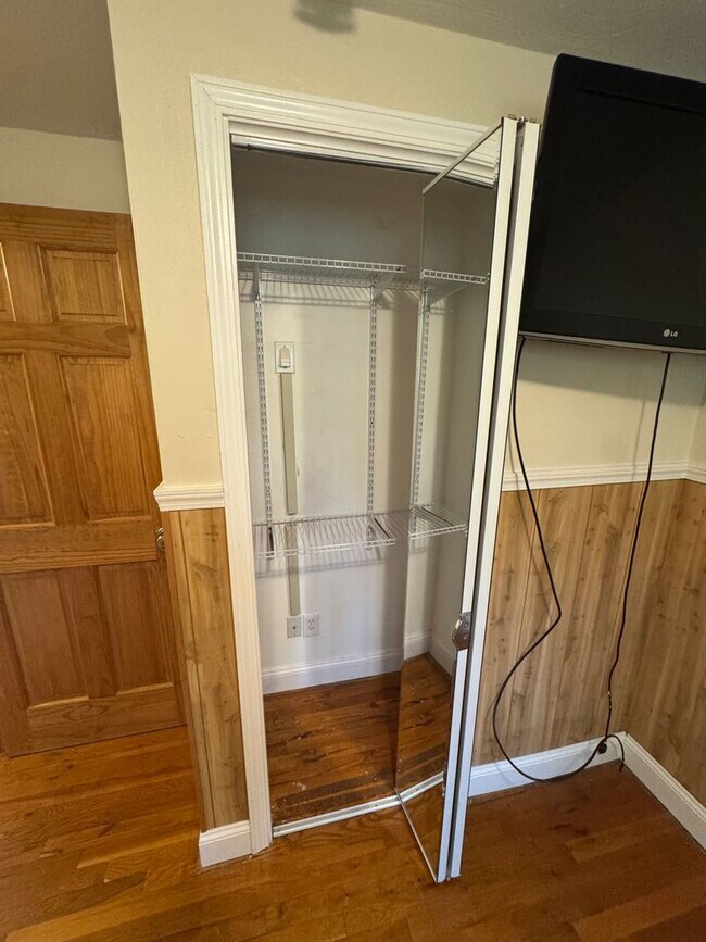 Building Photo - Coraopolis - 3 Bedroom, 1 Bath - Charming ...