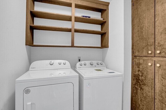 Building Photo - 2 Bed, 2.5 Bath Townhome Available in Simp...