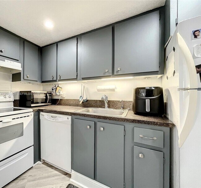 Building Photo - 999 Brickell Bay Dr